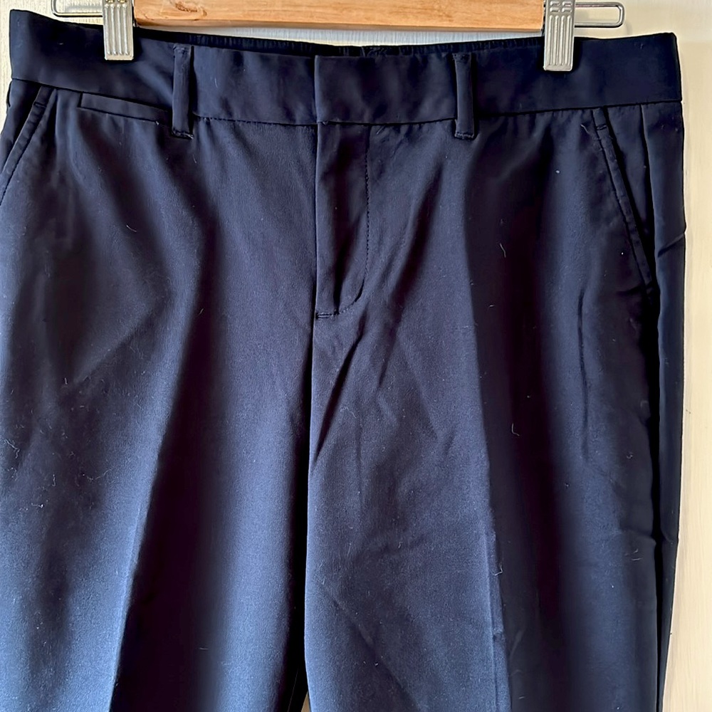 EUC Gap khaki slim crop pants. Size 6 black